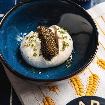 🐟 CAVIAR MAISON 🐟

L’association burrata et caviar by Kaviari. 🐟💫

Un délice simple et facile à réaliser, mêlant la légèreté et la fraicheur de la burrata à la délicatesse raffinée du caviar osciètre prestige. 💙

—————————

The combination of burrata and caviar by Kaviari. 🐟💫

A simple, easy-to-make delight, blending the lightness and freshness of burrata with the refined delicacy of osciètre prestige caviar. 💙

📸 @florian_dmrg
@kaviari_paris
@kaviaridelikatessens

#kaviari #kaviariparis #kaviaridelikatessen #caviarlover #gastronomie #gastronomiefrançaise #frenchgastronomy