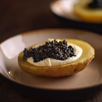 👨‍🍳AUTUMN RECIPE 🍁🍂

Une association gourmande et réconfortante pour l’automne. La délicatesse de la pomme de terre associée au caviar osciètre prestige, un vrai régal pour les papilles. ✨

👉 À retrouver sur notre site internet www.kaviari.fr (http://www.kaviari.fr/) ! 

-————————

A gourmet, comforting combination for autumn. The delicacy of potatoes combined with ossetra prestige caviar, a real treat for the taste buds. ✨

👉 To be found on our website www.kaviari.fr ! 
📸 @bernhardwinkelmann 
#kaviari #kaviariparis #autumnrecipe #caviarmaison #recettedesaison #caviarlovers #caviar #homemade